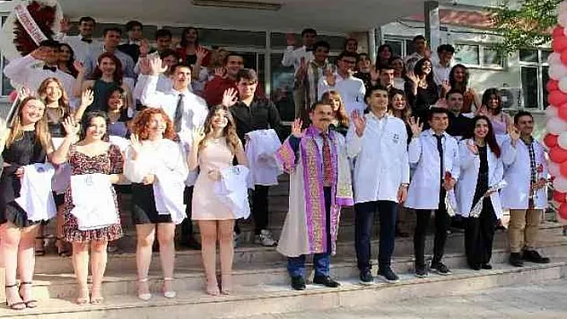 MSKÜ'nün ilk diş hekimi adayları beyaz önlük giydi