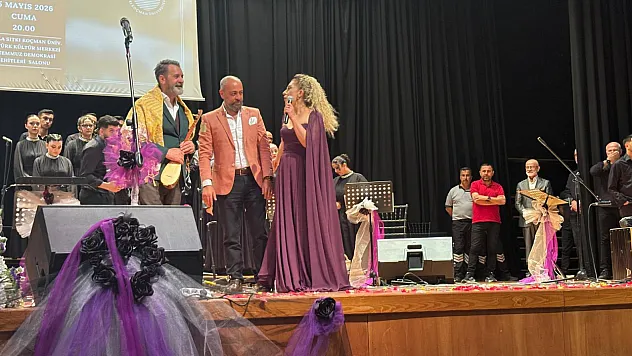 MSKÜ Türk Halk Müziği Topluluğu Konserinde Hüseyin Turan'a Anlamlı Hediye