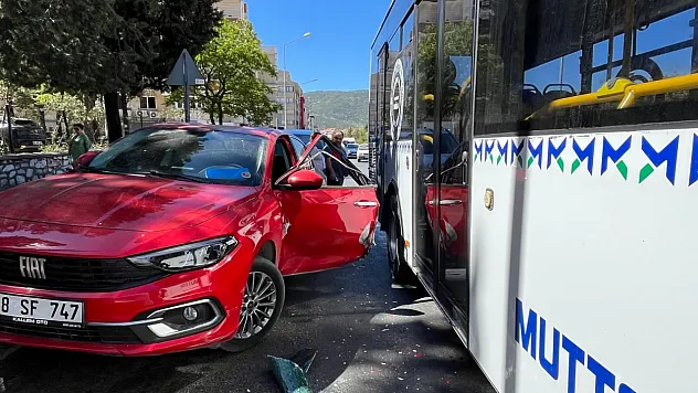 Muğla' da açtığı kapıya belediye otobüsü çarptı