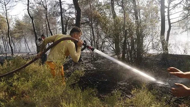 Muğla'da ateş savaşçılarının bölgedeki çalışmaları sürüyor