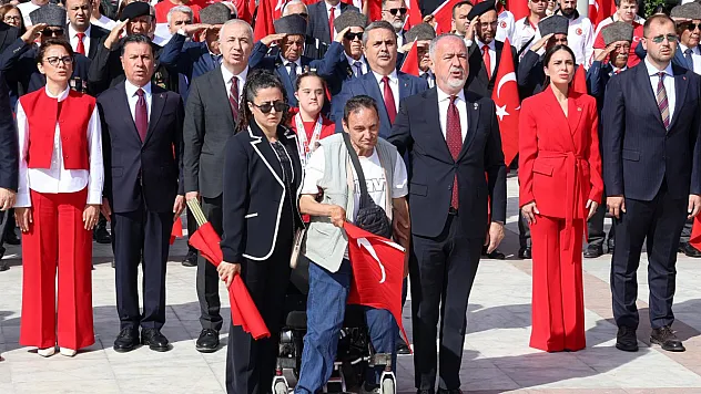Muğla'da engelli kişinin bayrak ve İstiklal Marşı hassasiyeti duygulandırdı