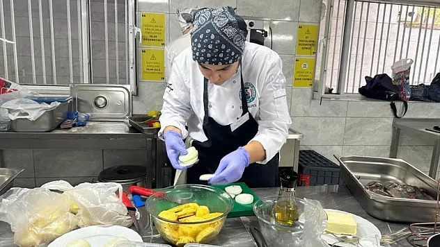 Genç aşçı adayları yemek yarışmasında hünerlerini sergiledi
