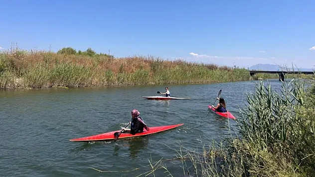 Muğla'da gençler doğa ve spor için kürek çekti