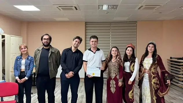 Muğla'da gençler kendi yazdıkları skeçleri sahneledi