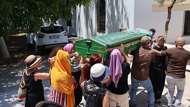 Muğla'da hayatını kaybeden kadının tabutunu kadınlar taşıdı