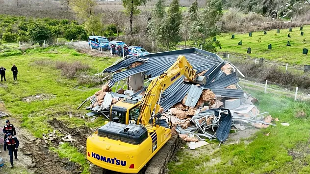 Muğla'da imara aykırı yapılar yıkılıyor