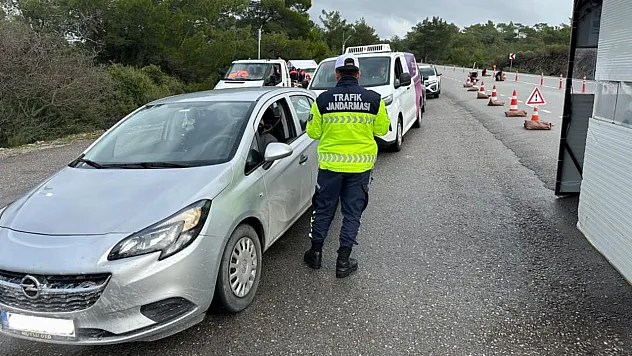 Muğla'da Jandarma denetimlerinde çeşitli suçlardan aranan 35 şahıs tutuklandı