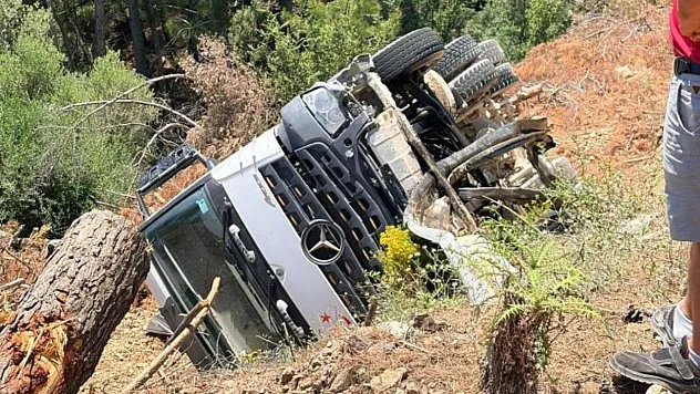 Muğla'da kamyon uçuruma yuvarlandı: 1 yaralı
