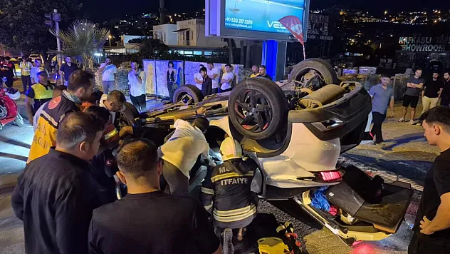 Muğla'da kavşakta çarpışan otomobil devrildi: 1 yaralı