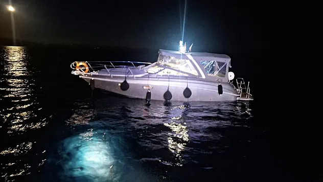 Muğla'da kayalıklara çarpan teknedeki iki kişiyi Sahil Güvenlik ekipleri kurtardı