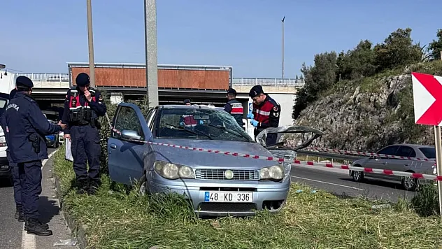 Muğla'da kontrolden çıkarak refüje çarpan araçtaki bebek öldü, anne ve babası yaralandı