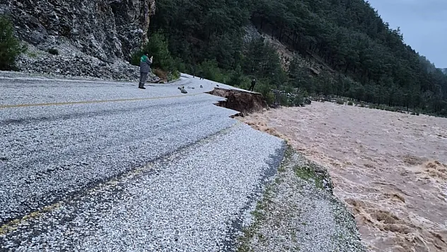Muğla'da Namnam Çayı su seviyesi yükseldi, yol çöktü