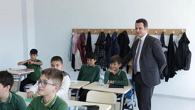 Öğrenciler ara tatil dönüşü yenilenen okullarında eğitim öğretime başladı