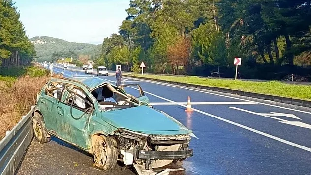 Muğla'da otomobil bariyerlere çarptı 1 kişi öldü, 1 kişi yaralandı
