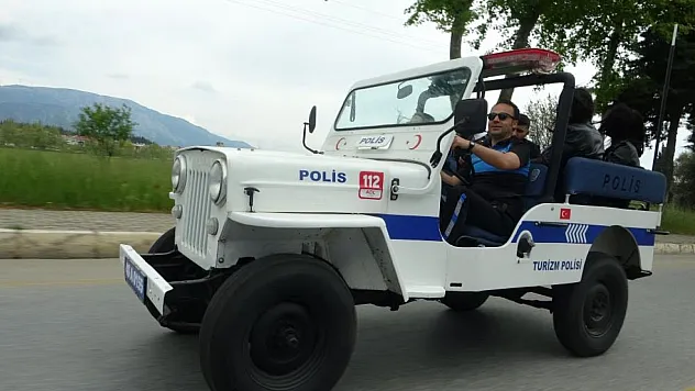 Otostop Çeken Öğrenciler Nostaljik Araç İle Farkındalık Yaşadı