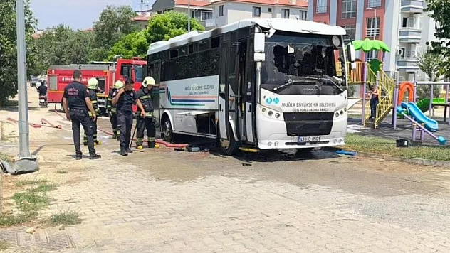 Muğla'da park halindeki midibüste yangın çıktı