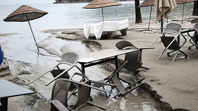 Muğla'da sağanak Akyaka sahilini harabeye çevirdi