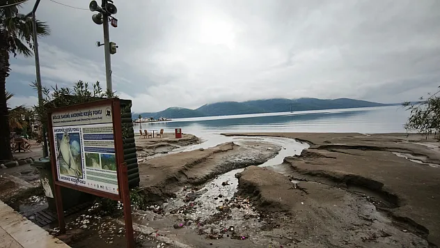 Muğla'da sakin kentin sahili kullanılmaz hale geldi