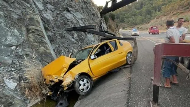 Muğla'da savrulan otomobil hurdaya döndü, sürücü araçta sıkıştı
