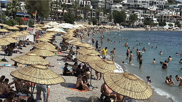 Muğla'da sıcak hava nedeniyle sahillerde yoğunluk yaşanıyor