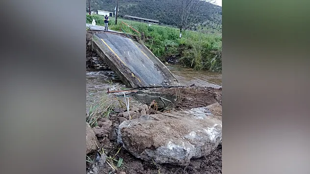 Muğla'da şiddetli yağış nedeniyle köprü çöktü