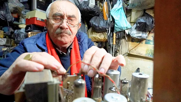 Muğla'da tarihi çarşının 'Radyocu Mustafa'sı 58 yıldır radyo tamir ediyor