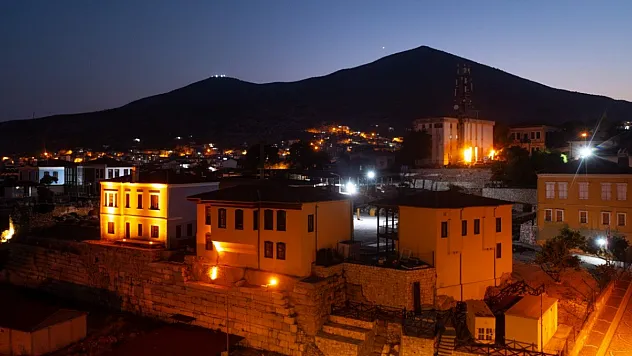 Muğla'da tarihi yapılar gece aydınlatmasıyla parlıyor