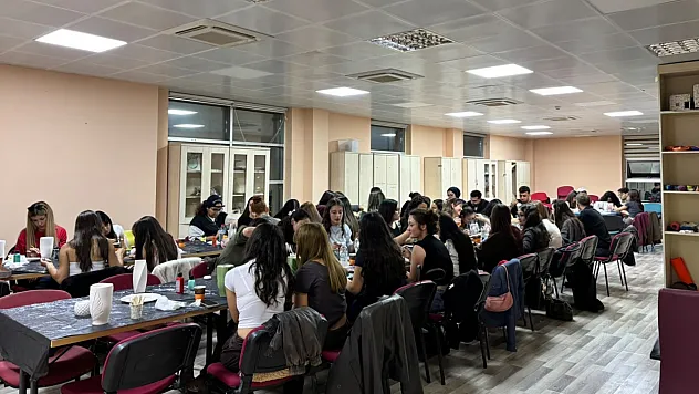 Muğla'da üniversite öğrencileri seramik vazo boyama atölyesinde buluştu