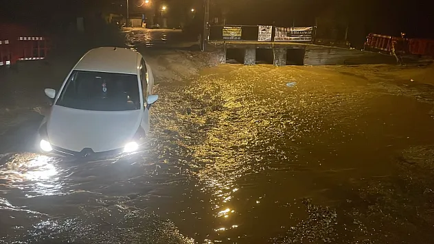 Muğla'da yağış nedeniyle yol çöktü, çukura düşen araç yolda mahsur kaldı