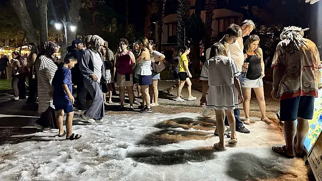 Muğla'da yerli ve yabancı turistlere ağustosta yapay kar sürprizi