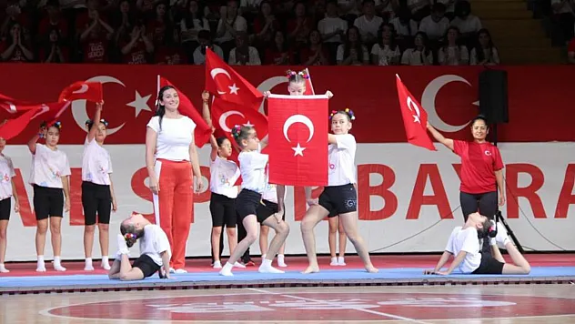 Muğla'daki 19 Mayıs coşkusu salonlara sığmadı