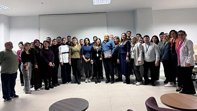 Muğla Eğitim ve Araştırma Hastanesi'nde 40 yıllık emektarı için veda töreni
