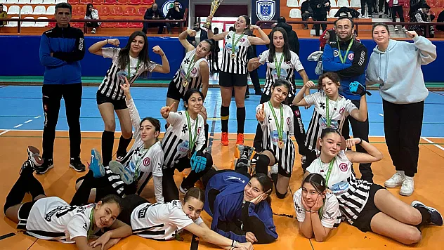 Muğla Hokey takımı kupaya doymuyor