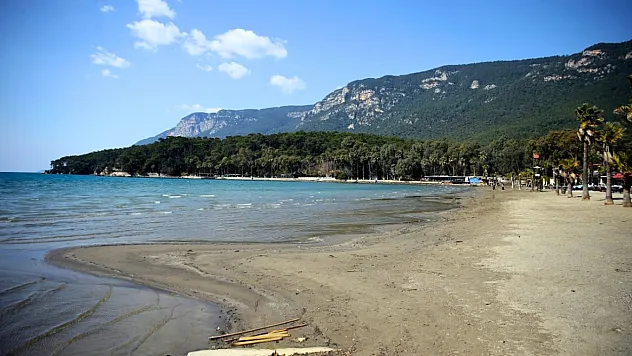Muğla'nın Akyaka sahilinde deniz suyu yaklaşık 10 metre çekildi