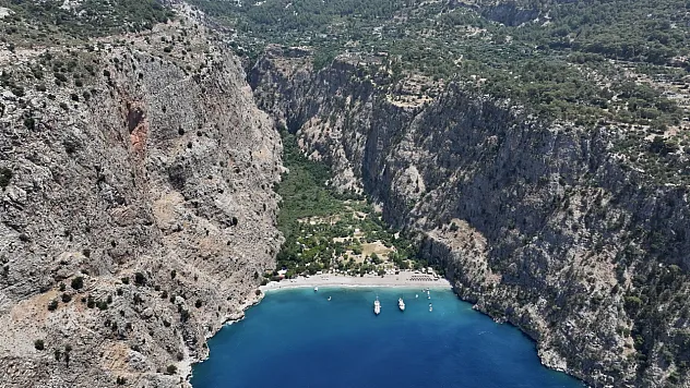 Muğla'nın turistik ilçelerindeki sahillerde sıcak hava yoğunluğu yaşanıyor