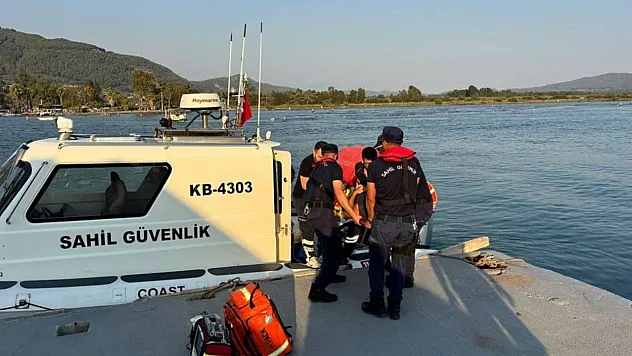 Muğla Sedir Adasında kayalıklardan düşen vatandaşa tıbbi tahliye