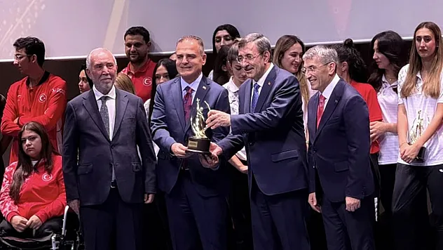 Muğla Valisi Akbıyık'a 'Spora Destek Veren Devlet Adamı' ödülü