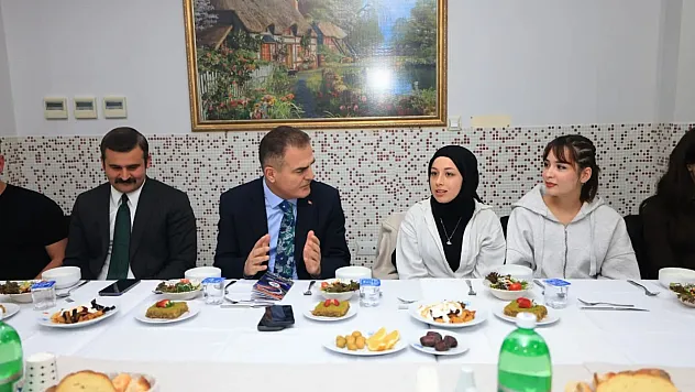 Muğla Valisi Dr. Akbıyık, Köyceğiz'de düzenlenen iftarda gençlerle sohbet etti