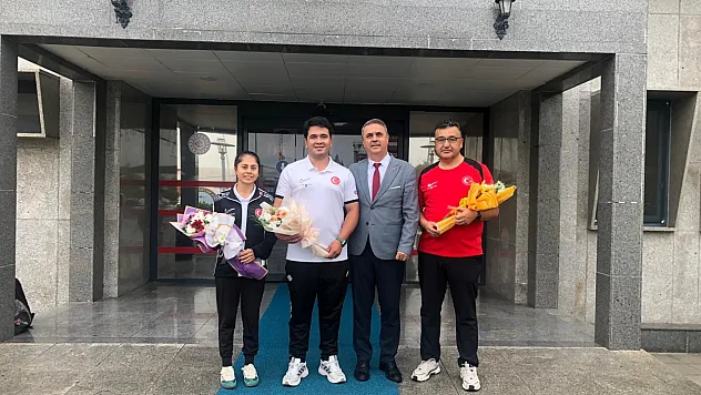 Muğlalı Dünya Şampiyonu Haney havalimanında çiçeklerle karşılandı