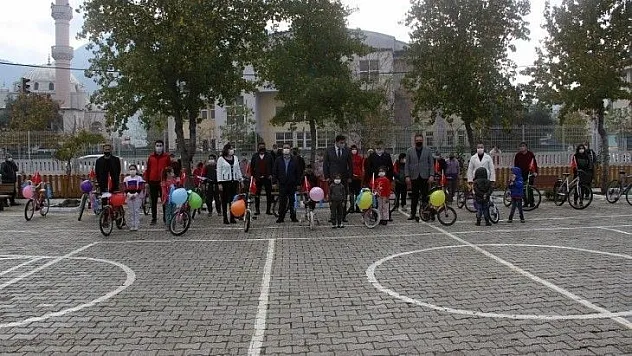 Muhtar, hayırseverlerden topladığı bisikletleri çocuklara dağıtıyor