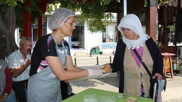 Muhtarlar Günü'nü lokma dağıtımı ile kutladılar