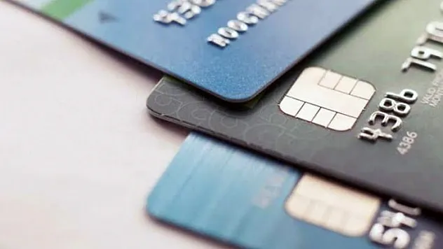 MÜŞTERİ KREDİ KARTLARINI KULLANAN KURYE VE İŞBİRLİKÇİSİ TUTUKLANDI