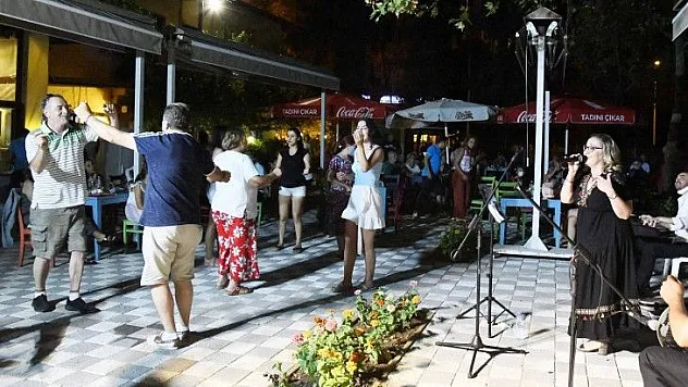 Müzikli Fethiye Akşamları Aysun Karasaçlı ile devam etti