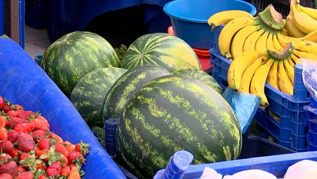 NİSAN AYINDA TEZGÂHLAR KARPUZLA DOLDU, FİYATINI ÖĞRENEN VATANDAŞIN KEYFİ FENA KAÇTI