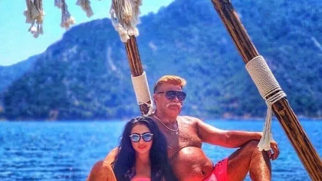 Nuri Alço, balayı için Marmaris'e geldi