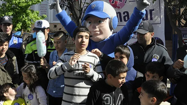 NURSEL ÖZDEMİR EĞİTİM KURUMUNDA 'OTİZM FARKINDALIK GÜNÜ' ETKİNLİĞİ DÜZENLENDİ SALİH DÜNDAR, 'OTİZMİN TEK TEDAVİSİ EĞİTİMDİR'
