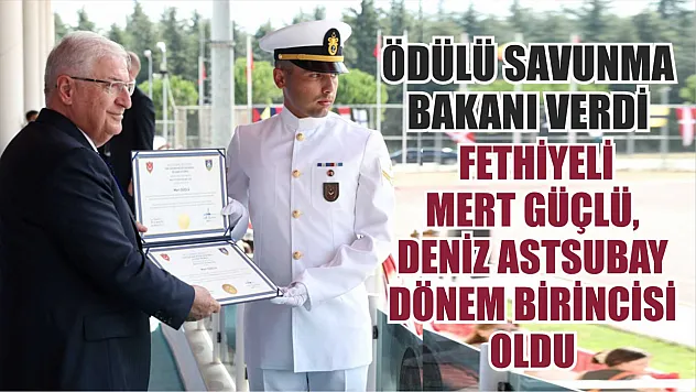 Ödülü Savunma Bakanı verdi: Fethiyeli Mert Güçlü, Deniz Astsubay dönem birincisi oldu