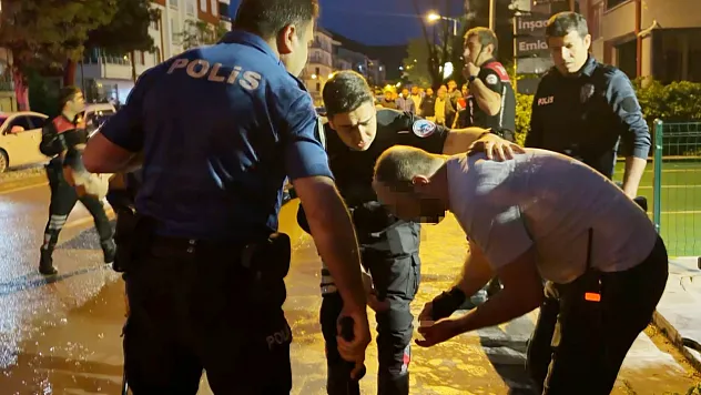 Öfkeli baba, kızını rahatsız eden gencin kulağını kesti: 1'i polis 2 yaralı