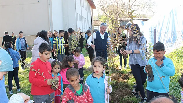 Öğrenciler okul bahçesini fidanlar ile donattı