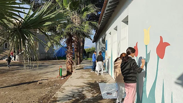 Öğrenciler okul duvarlarını rengarenk hale getirdi